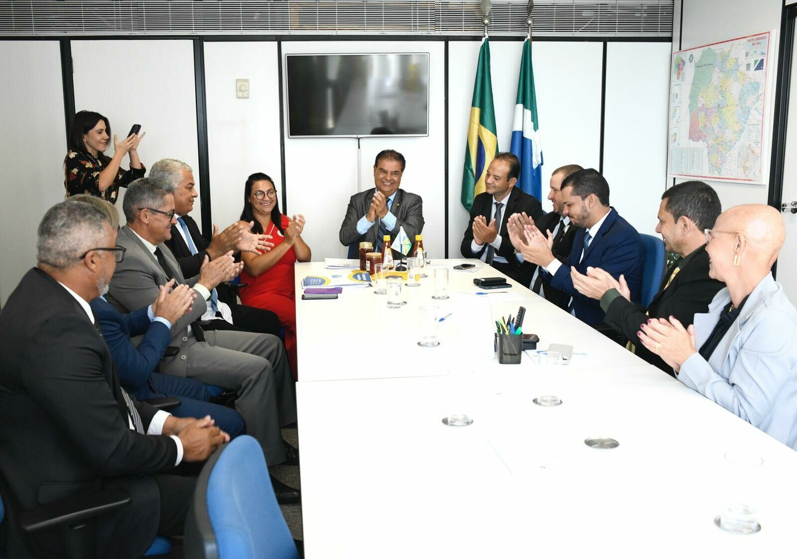 Imagem de compartilhamento para o artigo Vereadores e vice-prefeito de Figueirão vão a Brasília e garantem mais de R$ 1 milhão entre recursos e equipamentos da MS Todo dia